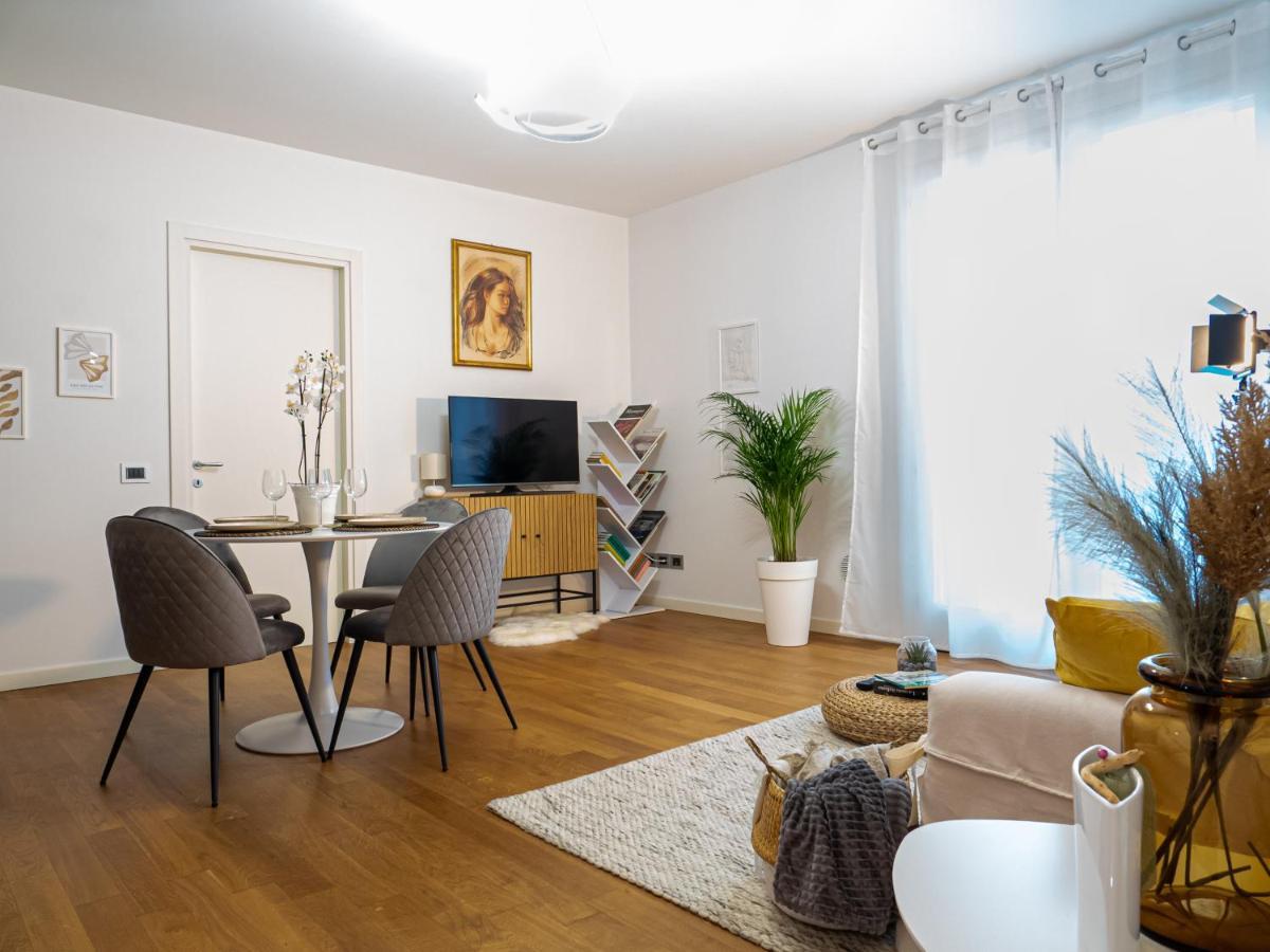 Maison Blanche: Appartamento Elegante Con Parcheggio Privato Mantova Exterior photo